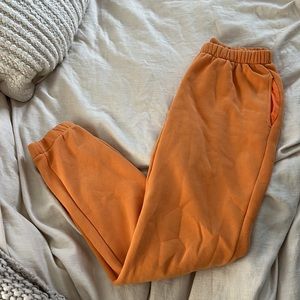 Orange Joni sweatpants Edikted